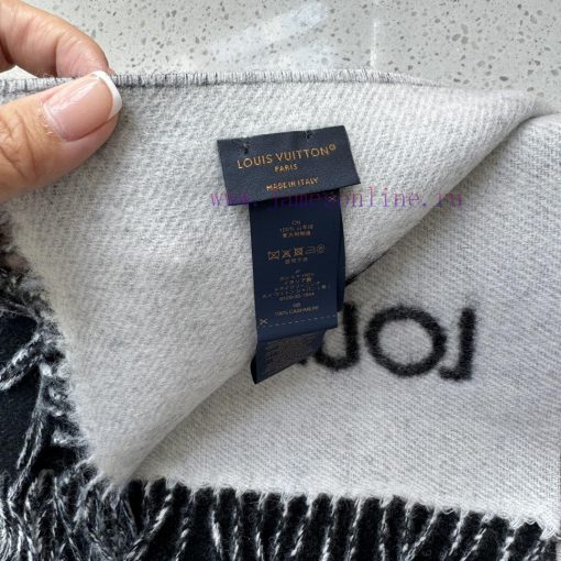 The LV Smash scarf is cut from soft sheep wool to a wide size, highlighting the LV logo withq8u3dl0l - Image 6