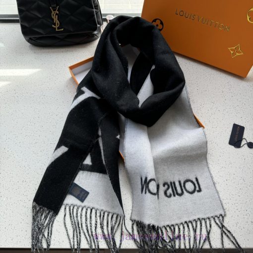 The LV Smash scarf is cut from soft sheep wool to a wide size, highlighting the LV logo withq8u3dl0l - Image 9