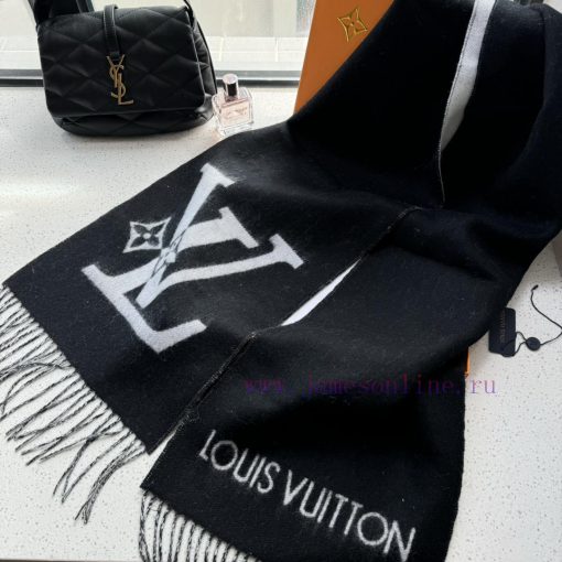 The LV Smash scarf is cut from soft sheep wool to a wide size, highlighting the LV logo withq8u3dl0l - Image 10