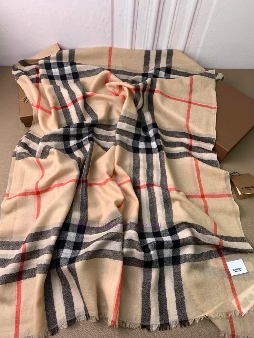 BurberryBur's new retro plaid, limited edition show, classic plaid as always, has been popul18mznc6y - Image 4