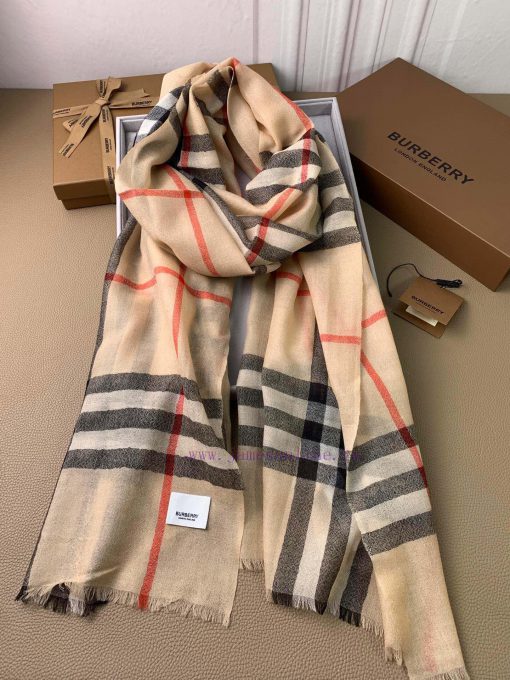 BurberryBur's new retro plaid, limited edition show, classic plaid as always, has been popul18mznc6y - Image 7