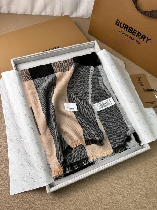 Burberry~The fabric has clear patterns and is made of excellent Nepalese cashmere material. cakd3ogu - Image 2