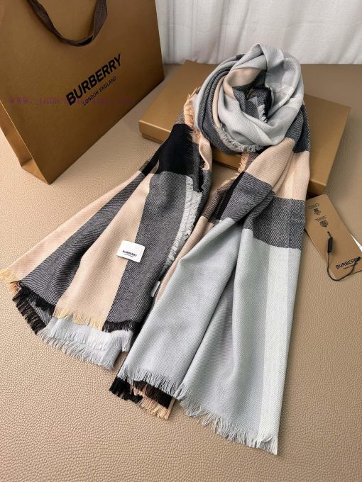 Burberry~The fabric has clear patterns and is made of excellent Nepalese cashmere material. cakd3ogu - Image 6