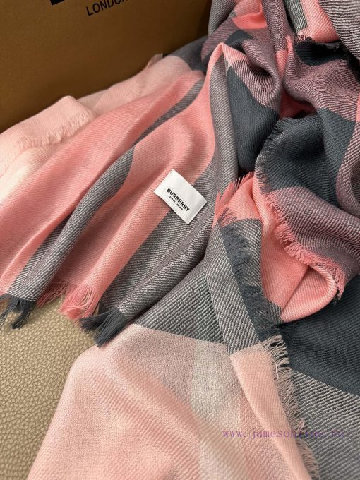 Burberry~The fabric has clear patterns and is made of excellent Nepalese cashmere material. rre9rl2z - Image 6