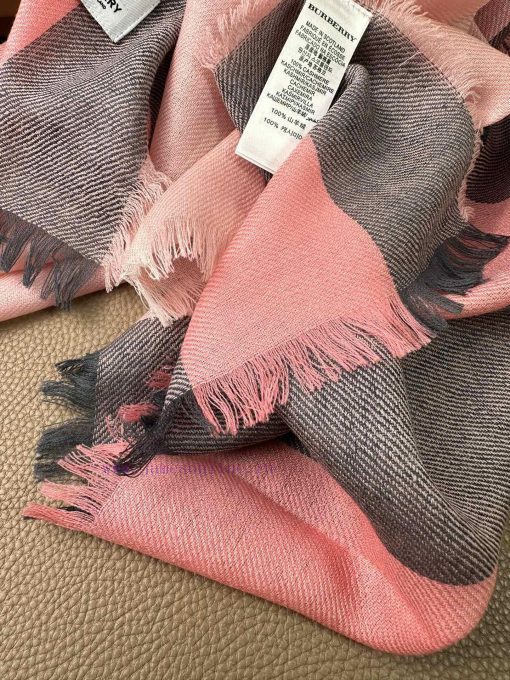 Burberry~The fabric has clear patterns and is made of excellent Nepalese cashmere material. rre9rl2z - Image 10