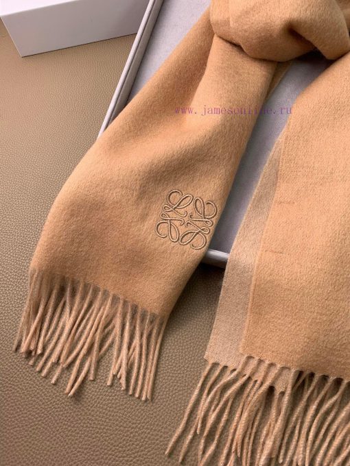 Luoyiwei double-sided scarf in 4 colors feels like I won't love it anymore The one held by Q75vpwio7 - Image 10