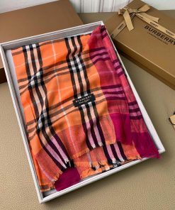 B's cashmere printed long scarf is pure Kashmir cashmere supplied to customers The feel is s796wh1ph