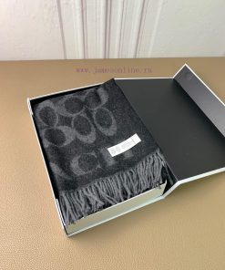 The classic C logo two-color shawl of Coach by Coach is also so beautiful, not only in terms3l9p6elj