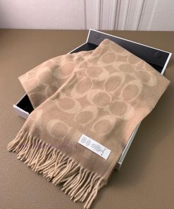 The classic C logo two-color shawl of Coach by Coach is also so beautiful, not only in termsjjvrersz