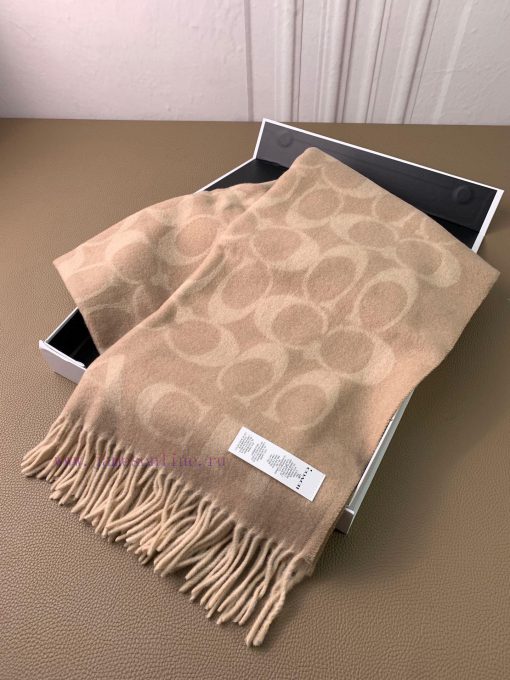 The classic C logo two-color shawl of Coach by Coach is also so beautiful, not only in termsjjvrersz