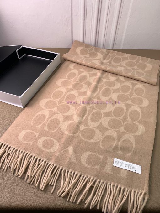 The classic C logo two-color shawl of Coach by Coach is also so beautiful, not only in termsjjvrersz - Image 4