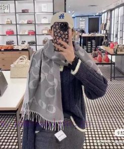 The classic C logo double-sided shawl of Coach by Coach is also so beautiful, not only in texxcdalmh