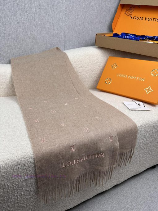 L's men's wool scarf is highly praised and kept for personal use. It is a rare high-end men'gw6ney8f - Image 7