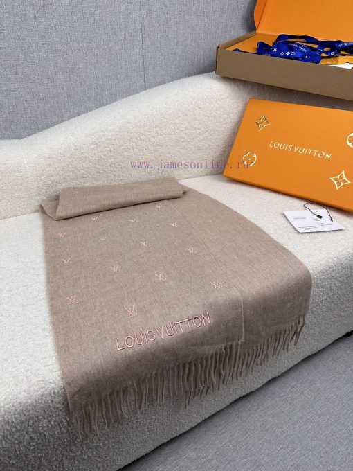 L's men's wool scarf is highly praised and kept for personal use. It is a rare high-end men'gw6ney8f - Image 8