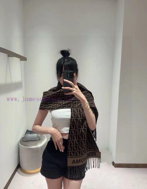 Fendi's most popular scarf this year is being snapped up all over the world. It is a limited2o52nf5q