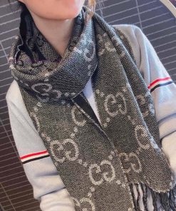 Gucci's new scarf, unisex ️ This contrasting color is really classic, with a texture that donljholds