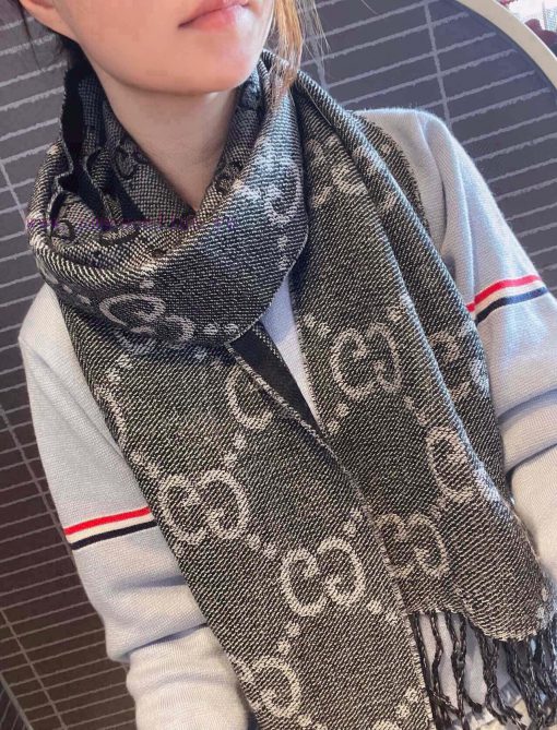 Gucci's new scarf, unisex ️ This contrasting color is really classic, with a texture that donljholds