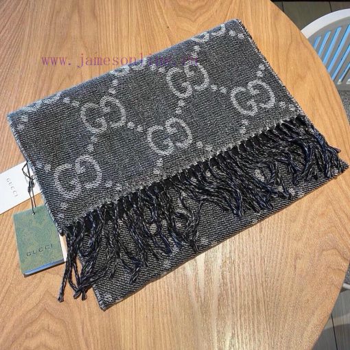 Gucci's new scarf, unisex ️ This contrasting color is really classic, with a texture that donljholds - Image 4