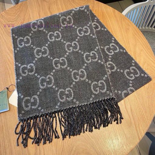 Gucci's new scarf, unisex ️ This contrasting color is really classic, with a texture that donljholds - Image 5