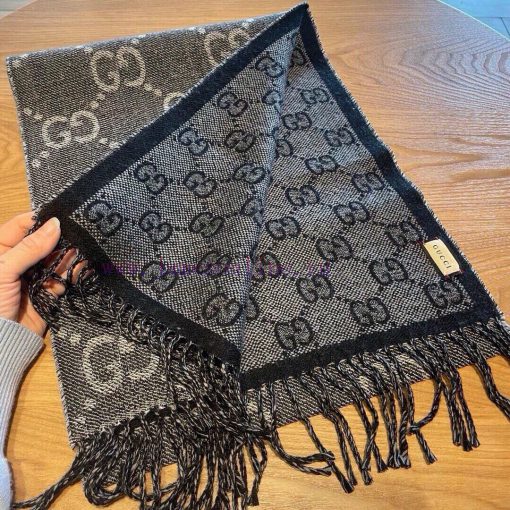 Gucci's new scarf, unisex ️ This contrasting color is really classic, with a texture that donljholds - Image 6