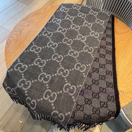 Gucci's new scarf, unisex ️ This contrasting color is really classic, with a texture that donljholds - Image 7