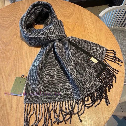 Gucci's new scarf, unisex ️ This contrasting color is really classic, with a texture that donljholds - Image 8