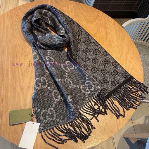Gucci's new scarf, unisex ️ This contrasting color is really classic, with a texture that donljholds - Image 9
