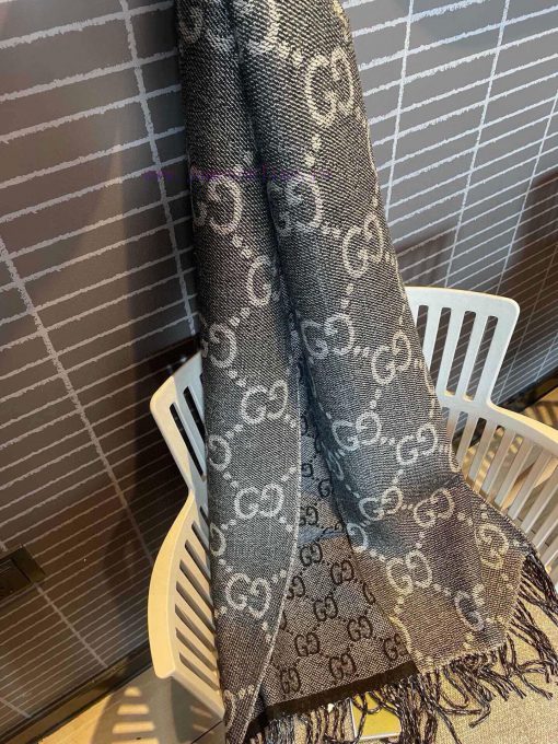 Gucci's new scarf, unisex ️ This contrasting color is really classic, with a texture that donljholds - Image 10