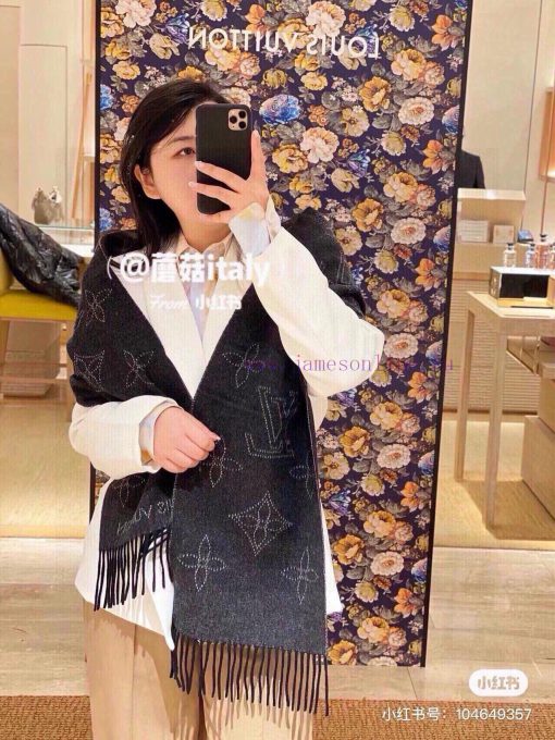 Louis Vuitton's new double-sided scarf, Mahina Flight Mode scarf, is woven with jacquard tece3kuoktb