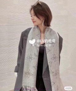 Louis Vuitton's new double-sided scarf, Mahina Flight Mode scarf, is woven with jacquard tec4lz2sq4w