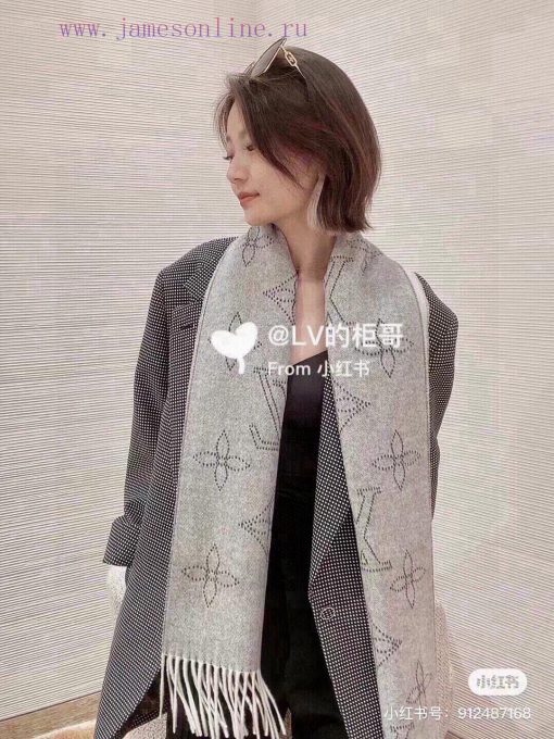 Louis Vuitton's new double-sided scarf, Mahina Flight Mode scarf, is woven with jacquard tec4lz2sq4w - Image 2