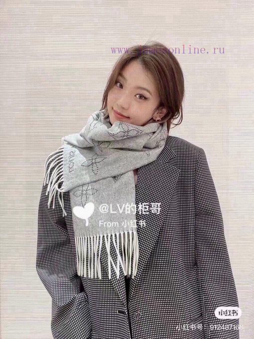 Louis Vuitton's new double-sided scarf, Mahina Flight Mode scarf, is woven with jacquard tec4lz2sq4w - Image 4