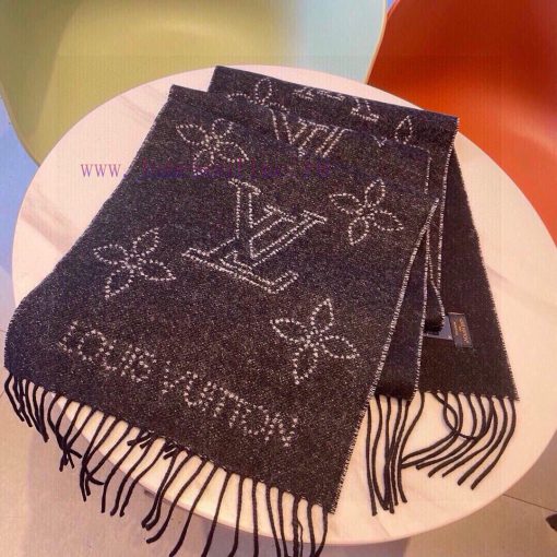 Louis Vuitton's new double-sided scarf, Mahina Flight Mode scarf, is woven with jacquard tece3kuoktb - Image 7