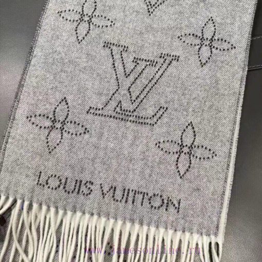 Louis Vuitton's new double-sided scarf, Mahina Flight Mode scarf, is woven with jacquard tec4lz2sq4w - Image 7