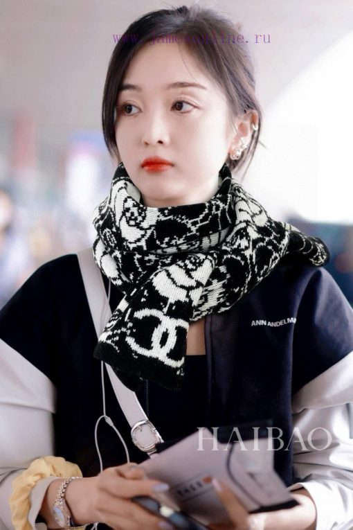 𝐂𝐡𝐚𝐧𝐞𝐥 "Camellia Scarf" Black and WhiteSize185x32cm Material 53% cashmere 47% woolCamellia~Icy3ijnjj
