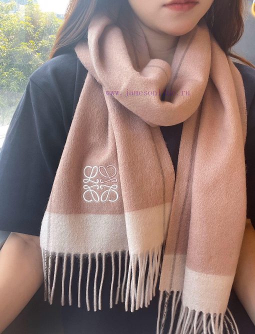 ▪Loewe   Luoyiwei is a rare and gentle color scheme that is low-key yet elegant. Highly re9kq5a251 - Image 2