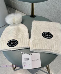 The latest wool knitted hat and scarf set on the Dior official website, paired with the bestmf2gw47i