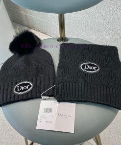 The latest wool knitted hat and scarf set on the Dior official website, paired with the bestgyxs0wli