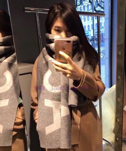 The acne large letter shawl is the hottest item of the year, produced by the original factor9k07zq1e