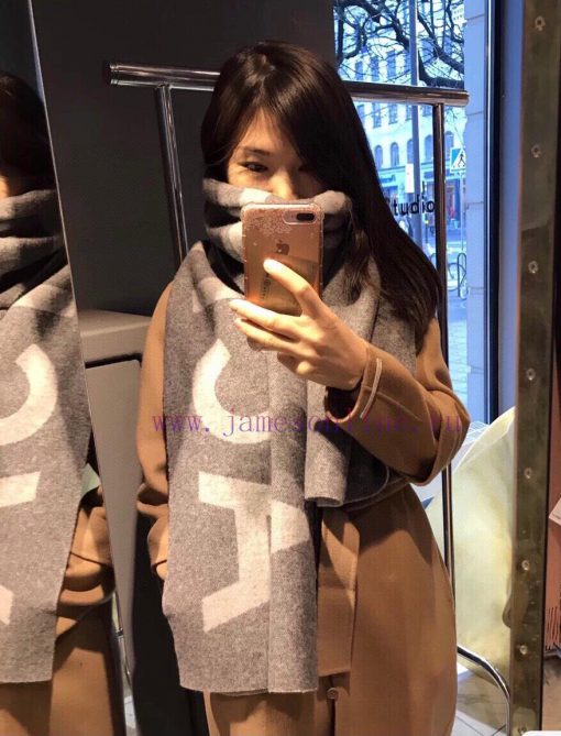 The acne large letter shawl is the hottest item of the year, produced by the original factor9k07zq1e