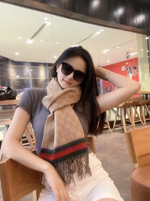 Gucci's very nice scarf~Love the fabric, soft and sticky feel, very soft and delicate, comfo12ukrpgr