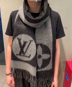 A commemorative scarf from LV, practical and trendy, with a full artistic sense in its transzm9ecjai
