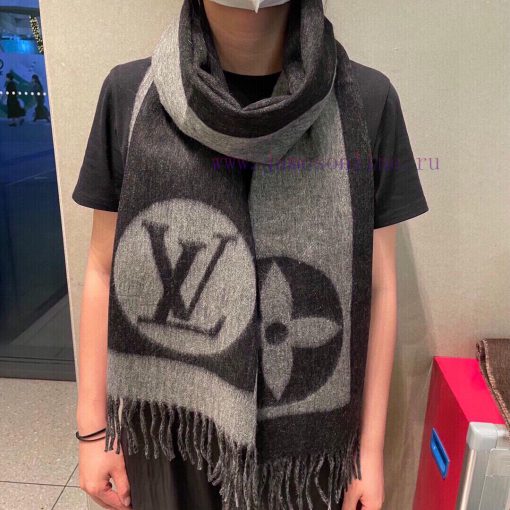 A commemorative scarf from LV, practical and trendy, with a full artistic sense in its transzm9ecjai
