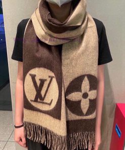 A commemorative scarf from LV, practical and trendy, with a full artistic sense in its transyap3q7q7