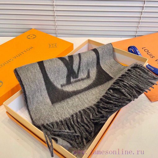 A commemorative scarf from LV, practical and trendy, with a full artistic sense in its transzm9ecjai - Image 5