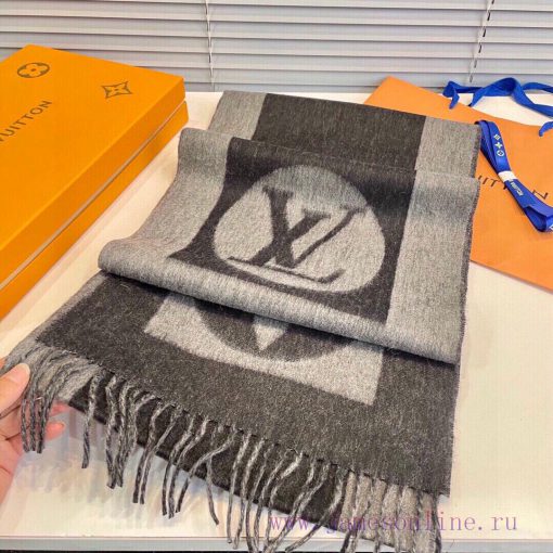 A commemorative scarf from LV, practical and trendy, with a full artistic sense in its transzm9ecjai - Image 6