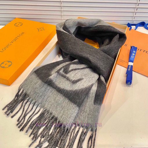 A commemorative scarf from LV, practical and trendy, with a full artistic sense in its transzm9ecjai - Image 8