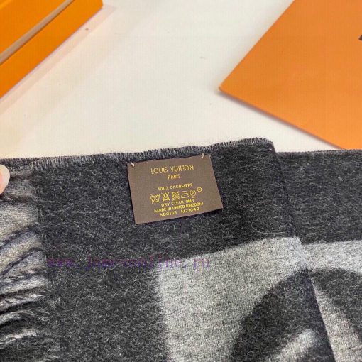 A commemorative scarf from LV, practical and trendy, with a full artistic sense in its transzm9ecjai - Image 10