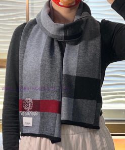 Burberry Tb scarf top of the line cashmere scarf is a hit! The real product is truly beautifpkf26x75