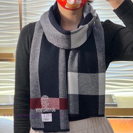 Burberry Tb scarf top of the line cashmere scarf is a hit! The real product is truly beautifuxe2ncvx